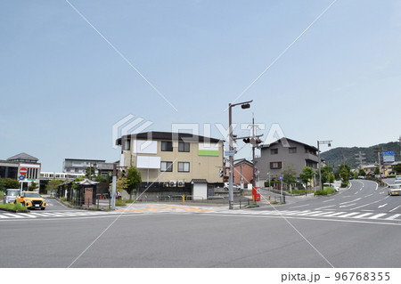 京都府 京阪宇治駅前の街並み 96768355