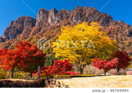 《群馬県》秋の妙義山・紅葉シーズン 96769984