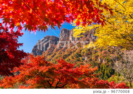 《群馬県》秋の妙義山・紅葉シーズン 《群馬県》秋の妙義山・紅葉シーズン 96770008