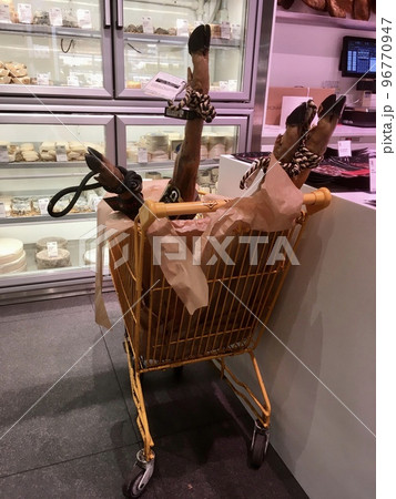 ショッピングカートに積まれたスペインの生ハム ハモンイベリコ ショッピングカートに積まれたスペインの生ハム ハモンイベリコ 96770947