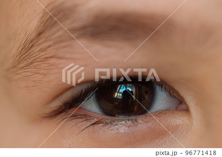 Baby's brown eye close up Baby's brown eye close up 96771418