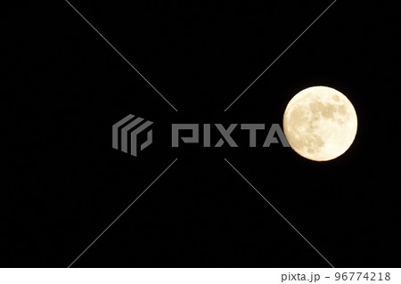 北杜市白州町、月齢12.7白く輝く小望月（位置：右中） 96774218