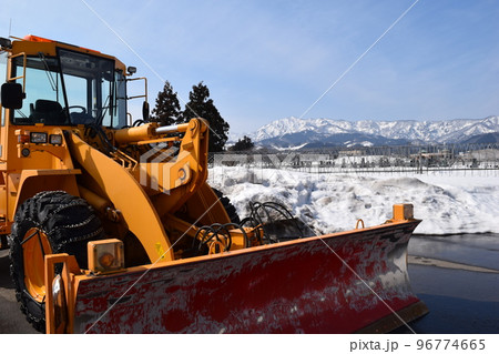 雪国で待機中の除雪車 96774665