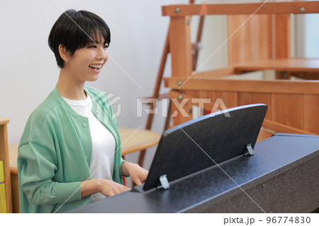 ピアノを弾きながら歌う保育園の先生_1 96774830
