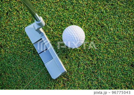 芝生が綺麗なゴルフ場のグリーン 芝生が綺麗なゴルフ場のグリーン 96775043