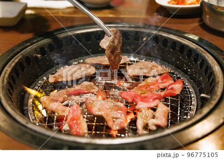炭火で焼く美味しそうな肉料理 96775105
