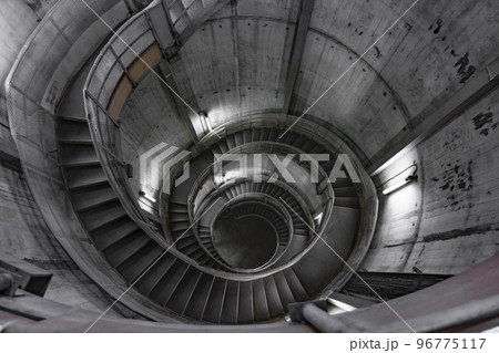 ぐるぐると続く長い螺旋階段の建築物 ぐるぐると続く長い螺旋階段の建築物 96775117