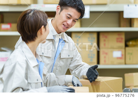倉庫で働く作業員 96775276