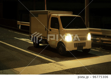 深夜/夜間に配達をする軽貨物自動車 深夜/夜間に配達をする軽貨物自動車 96775306