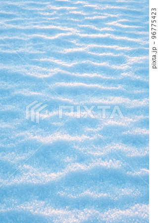 雪上に出来たデコボコ模様 96775423