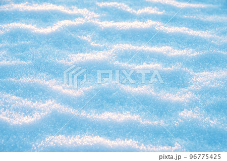 雪上に出来たデコボコ模様 96775425