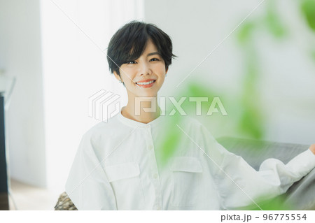 リビングの女性 96775554