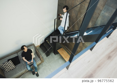 ソファでくつろぐカップル ソファでくつろぐカップル 96775562