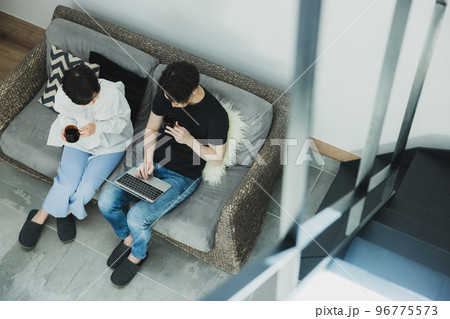 ソファでくつろぐカップル 96775573