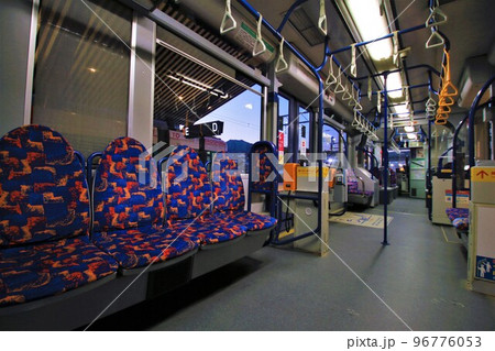 【広島電鉄】5000形（GREEN MOVER）の車内 96776053