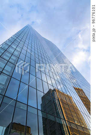 【東京都】天高くそびえる丸の内の高層ビル 96776101