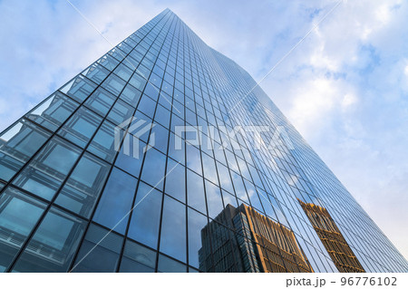 【東京都】天高くそびえる丸の内の高層ビル 【東京都】天高くそびえる丸の内の高層ビル 96776102