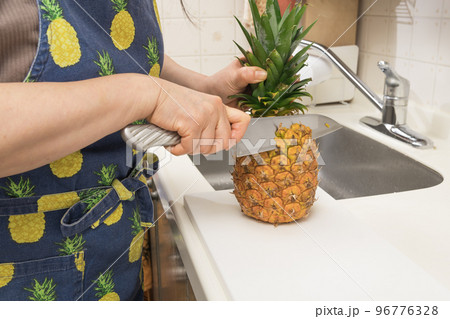 【パイナップルの表面を削いでいく】 96776328