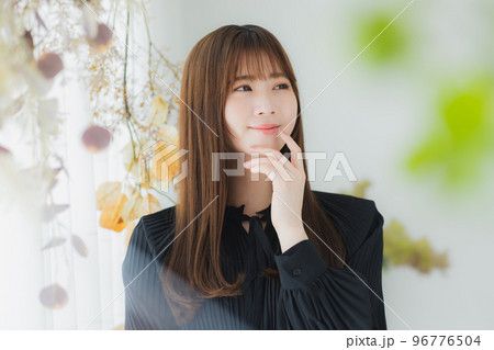 窓辺の女性　 96776504