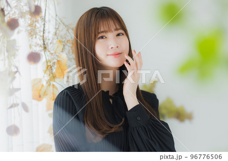 窓辺の女性　 96776506