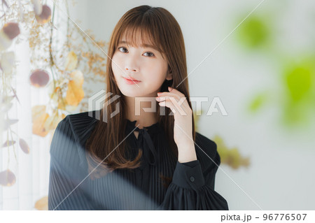 窓辺の女性　 96776507