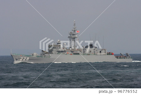 展示航海で航行中の護衛艦:DE-228ゆうべつ(2009年観艦式にて 展示航海で航行中の護衛艦:DE-228ゆうべつ(2009年観艦式にて
