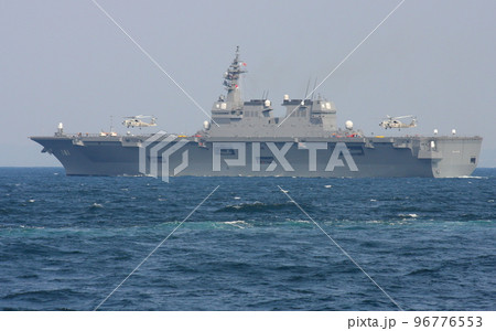 展示航海でヘリコプターを発艦させる、DDH-181ひゅうが（2009年観艦式） 96776553