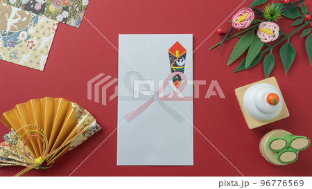 日本のお正月イメージ｜お年玉・鏡餅・門松・水引 96776569