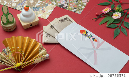 日本のお正月イメージ｜お年玉・鏡餅・門松・水引 96776571