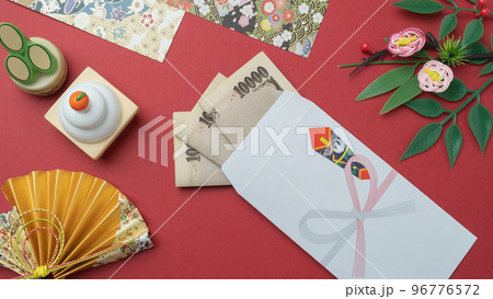 日本のお正月イメージ｜お年玉・鏡餅・門松・水引 96776572