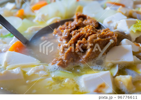 豚汁にみそを溶かす 豚汁にみそを溶かす 96776611