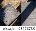 石畳のデザインと影 96776735