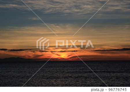 夕日（陽）と夕焼・日没マジックアワー 96776745