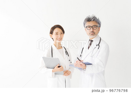 白衣姿の男性と女性 96776798