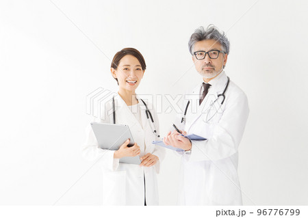 白衣姿の男性と女性 96776799