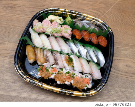 テイクアウト用のにぎり寿司 96776822