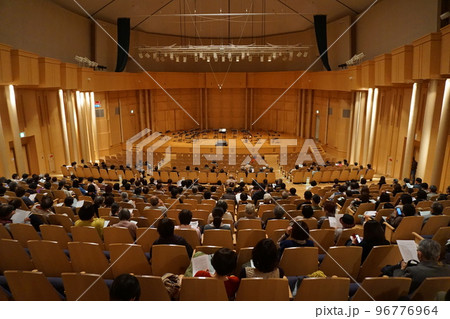 開演前のホールの観客席 96776964