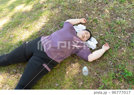 寝転ぶ女性 寝転ぶ女性 96777017