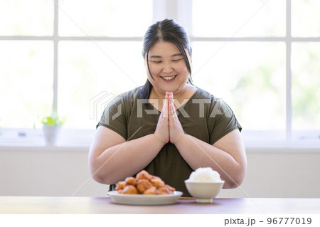 ご飯を食べる女性 96777019