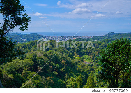 鎌倉市の天園ハイキングコースにある勝上献展望台からの鎌倉市,相模湾眺望 鎌倉市の天園ハイキングコースにある勝上献展望台からの鎌倉市,相模湾眺望 96777069