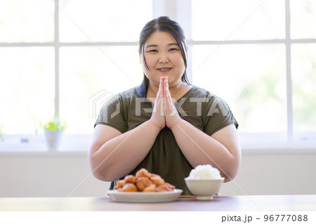 ご飯を食べる女性 ご飯を食べる女性 96777088