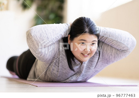 筋トレをする女性 96777463