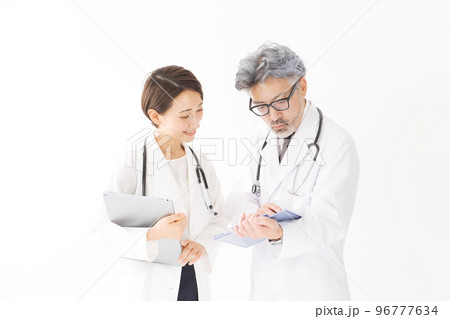 打ち合わせをする医師たち 96777634