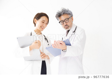 打ち合わせをする医師たち 96777636