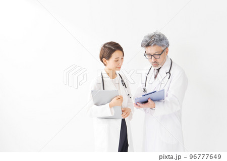打ち合わせをする医師たち 96777649