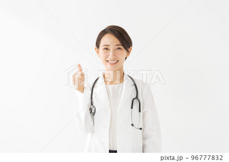 女性医師の上半身ポートレート 96777832