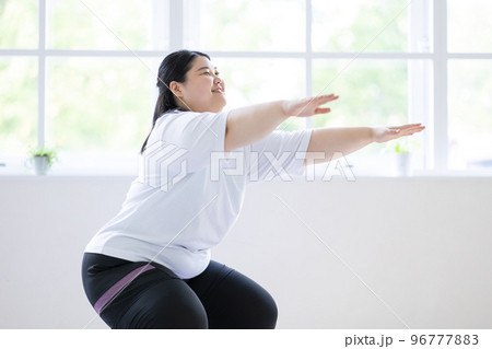 筋トレをする女性 96777883