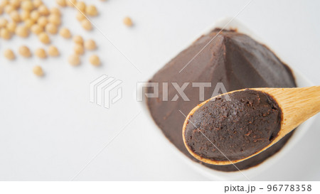 赤みそと原料の大豆・日本の発酵調味料 赤みそと原料の大豆・日本の発酵調味料 96778358