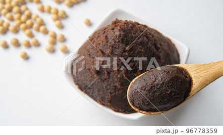 赤みそと原料の大豆・日本の発酵調味料 96778359