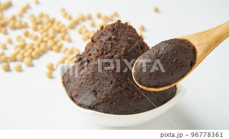 赤みそと原料の大豆・日本の発酵調味料 赤みそと原料の大豆・日本の発酵調味料 96778361